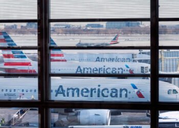 Laptop computer hearth sparks mid-air scare on American Airways flight; passengers injured