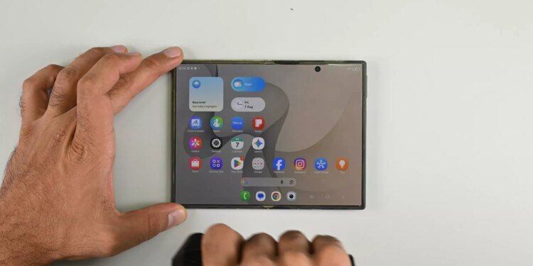 Samsung’s $1,900 Galaxy Z Fold 8 nonetheless has a significant issue with mud entering into its hinge
