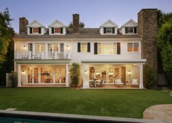 In 2013, Sarah Michelle Gellar and Freddie Prinze Jr. paid $6.1 million for his or her LA dwelling; 13 years later, they’ve lower the asking value to $9.95 million