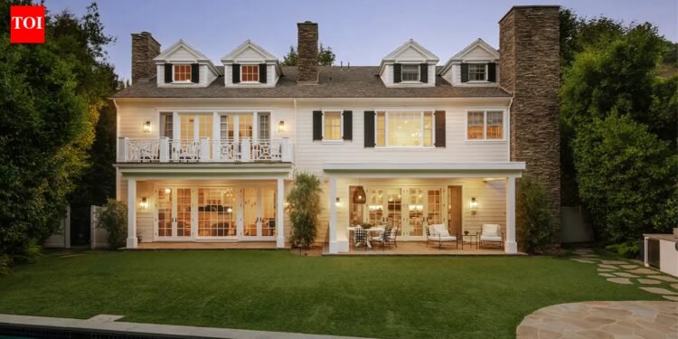 In 2013, Sarah Michelle Gellar and Freddie Prinze Jr. paid $6.1 million for his or her LA dwelling; 13 years later, they’ve lower the asking value to $9.95 million