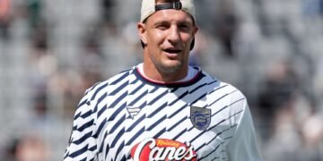 Rob Gronkowski goes off about Caleb Williams’ “trimmed” down look throughout Bears historic 59-37 win over Panthers