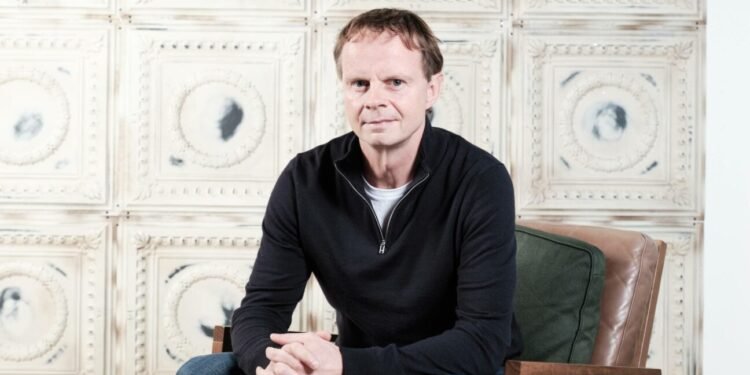 Learn Simon Robson’s farewell be aware to Warner Music employees, as he exits after almost 30 years