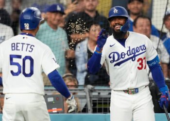 Dodgers hit 4 dwelling runs in eighth inning to high Giants