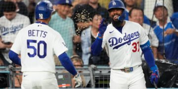 Dodgers hit 4 dwelling runs in eighth inning to high Giants