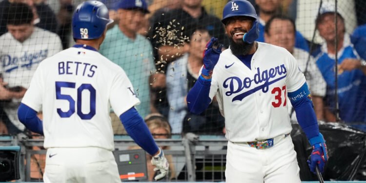 Dodgers hit 4 dwelling runs in eighth inning to high Giants