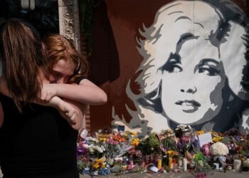 Dolly Parton, Gloria Steinem, and Why Grieving a Superstar Feels So Private