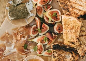 Grilled Bread Appetizer With Figs and Goat Cheese