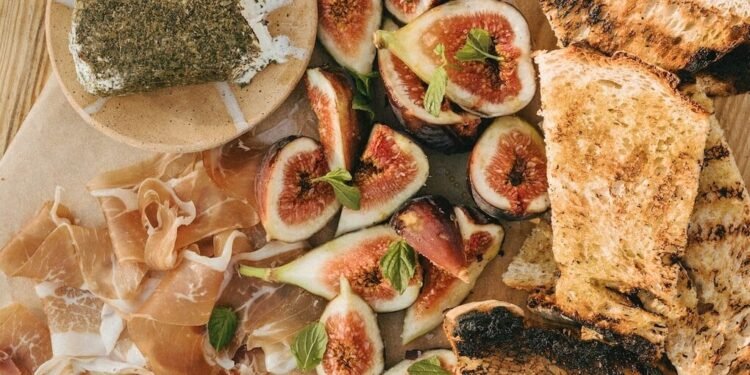 Grilled Bread Appetizer With Figs and Goat Cheese