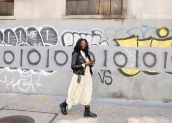 10 Important Objects for Straightforward + Fashionable Faculty Drop Off Outfits